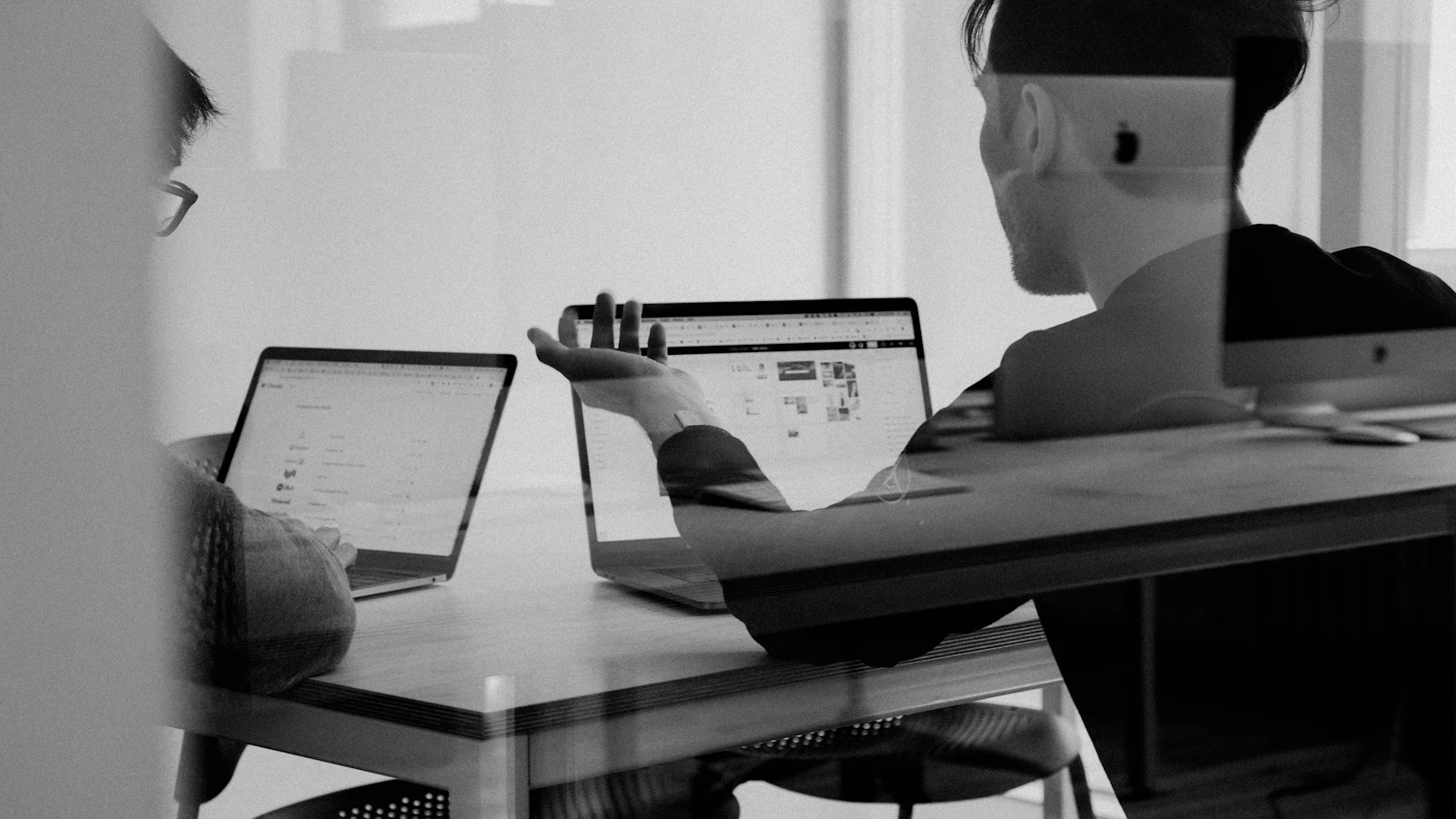 Professionnel travaillant sur un ordinateur portable, image d’une agence de marketing digital