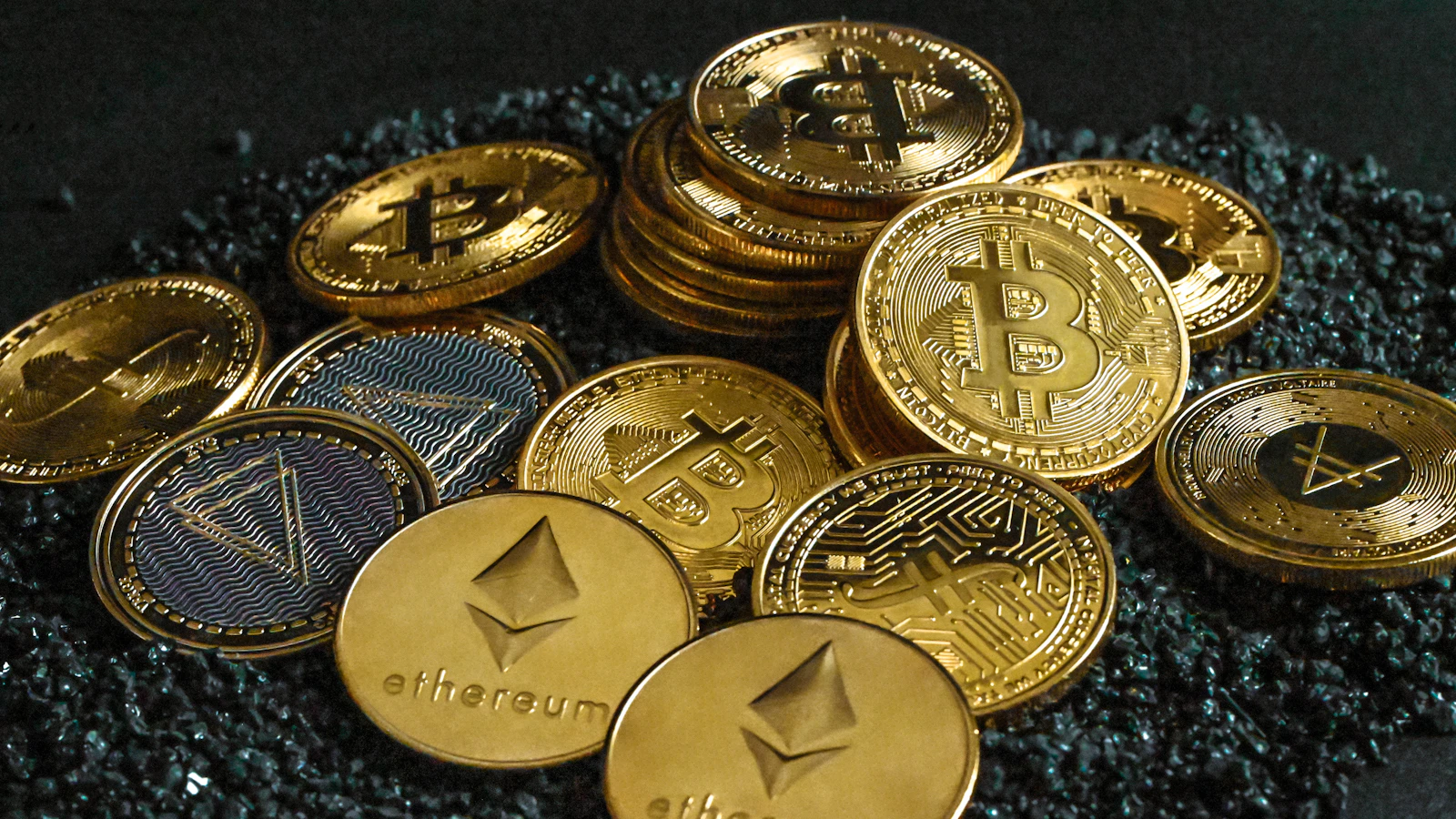 Pièces de bitcoin sur un tas de gravier, symbole des actifs numériques aux Émirats