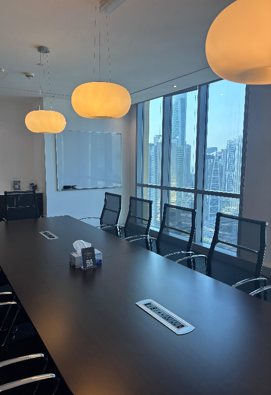 sala de reuniones moderna con vistas a los rascacielos de dubái