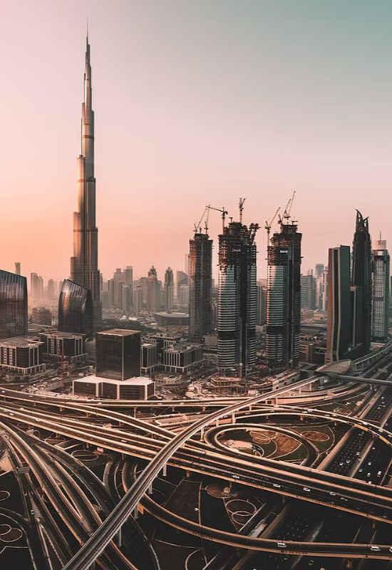 panorámica del burj khalifa y autopistas de dubái al amanecer