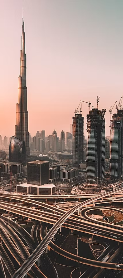Skyline de Dubái con el Burj Khalifa, centro financiero y empresarial para servicios de auditoría fiscal en EAU