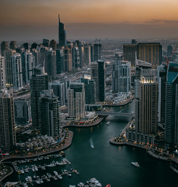 Panorámica del distrito financiero de Dubái al atardecer