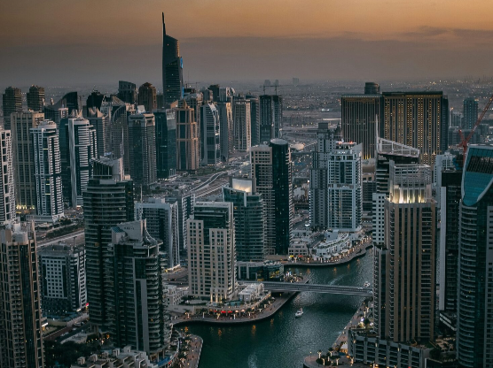 Vista aérea de Dubái relacionada con la renovación de visa y trámites de residencia en EAU